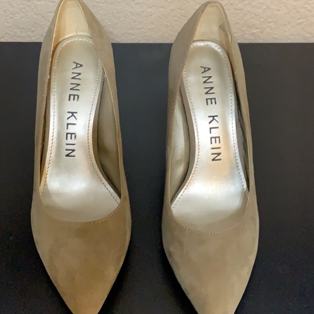 Anne Klein, size 6, 2 inch point heel